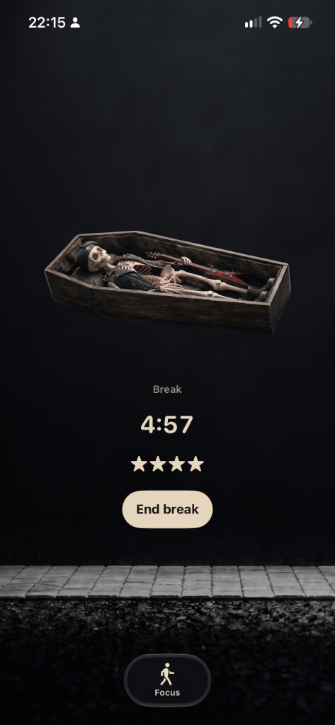 SkeletonFocus Breaktime with a skeleton resting in a coffin